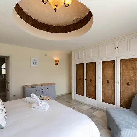 Ct 262 - Faro's Flamingo Views - Beachfront Apartment- Cala De Mijas *